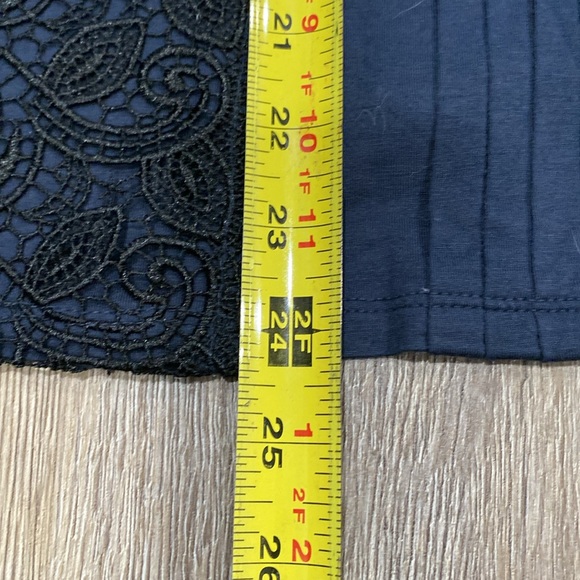 ANN TAYLOR Navy Blue 3/4 Sleeve Top w Black Lace Detail MEDIUM - Picture 10 of 11